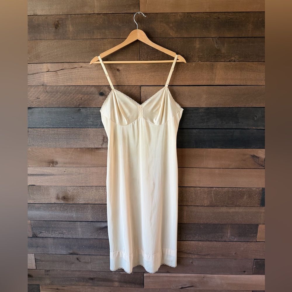 Vintage Vanity Fair Beige Lace Trim Nylon Slip Nightgown USA - Picture 1 of 12